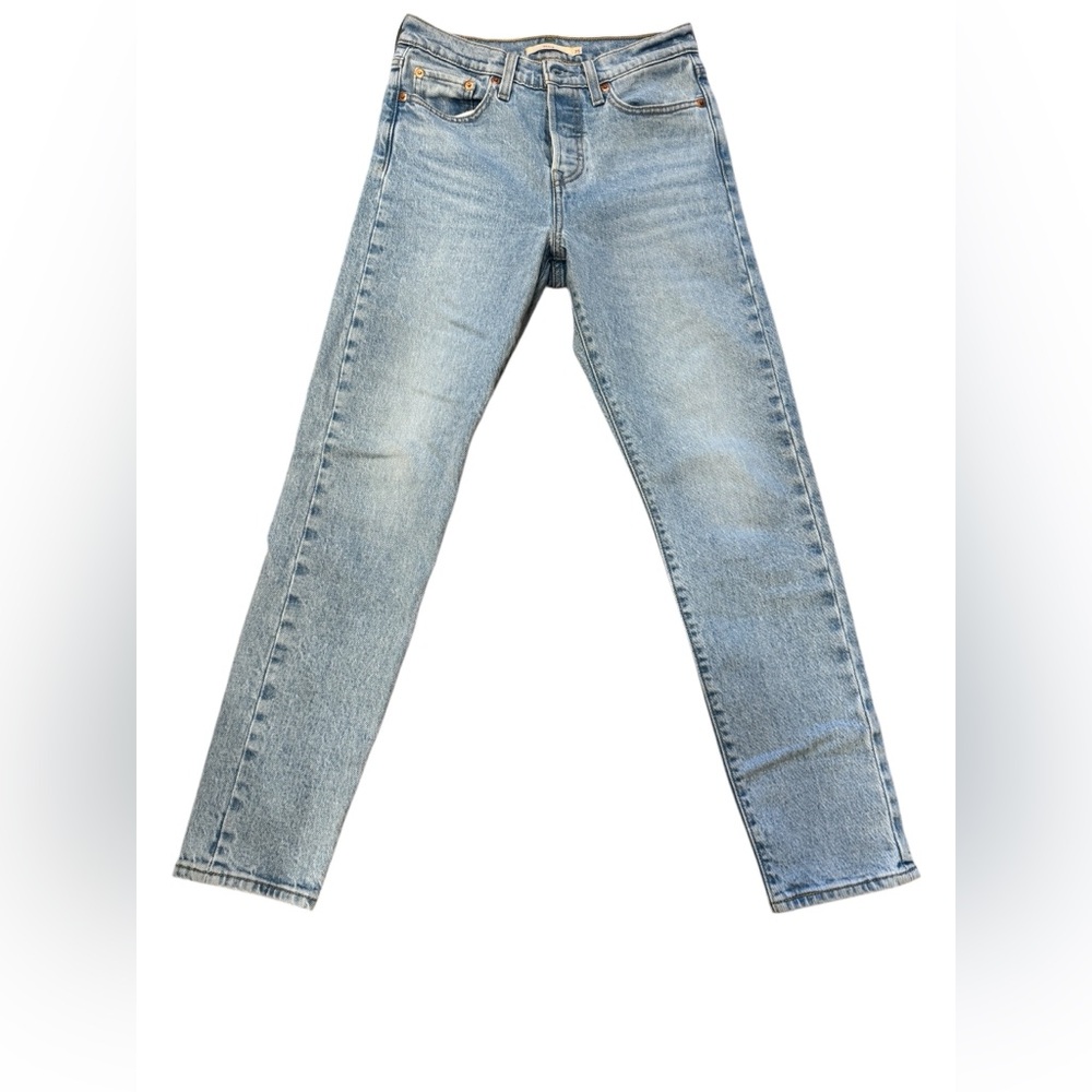 Excellent preowned condition Wedgie high rise Levi's Light Blue Jeans size 25